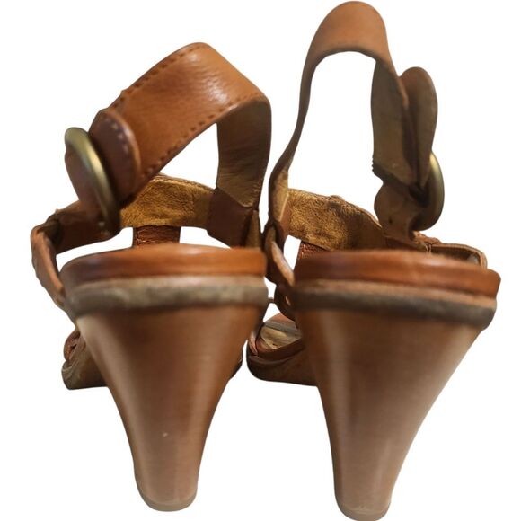 Frye by Anthropologie Mandy T-Strap Leather Sandals in Cognac Brown, Size 6 - Picture 6 of 13